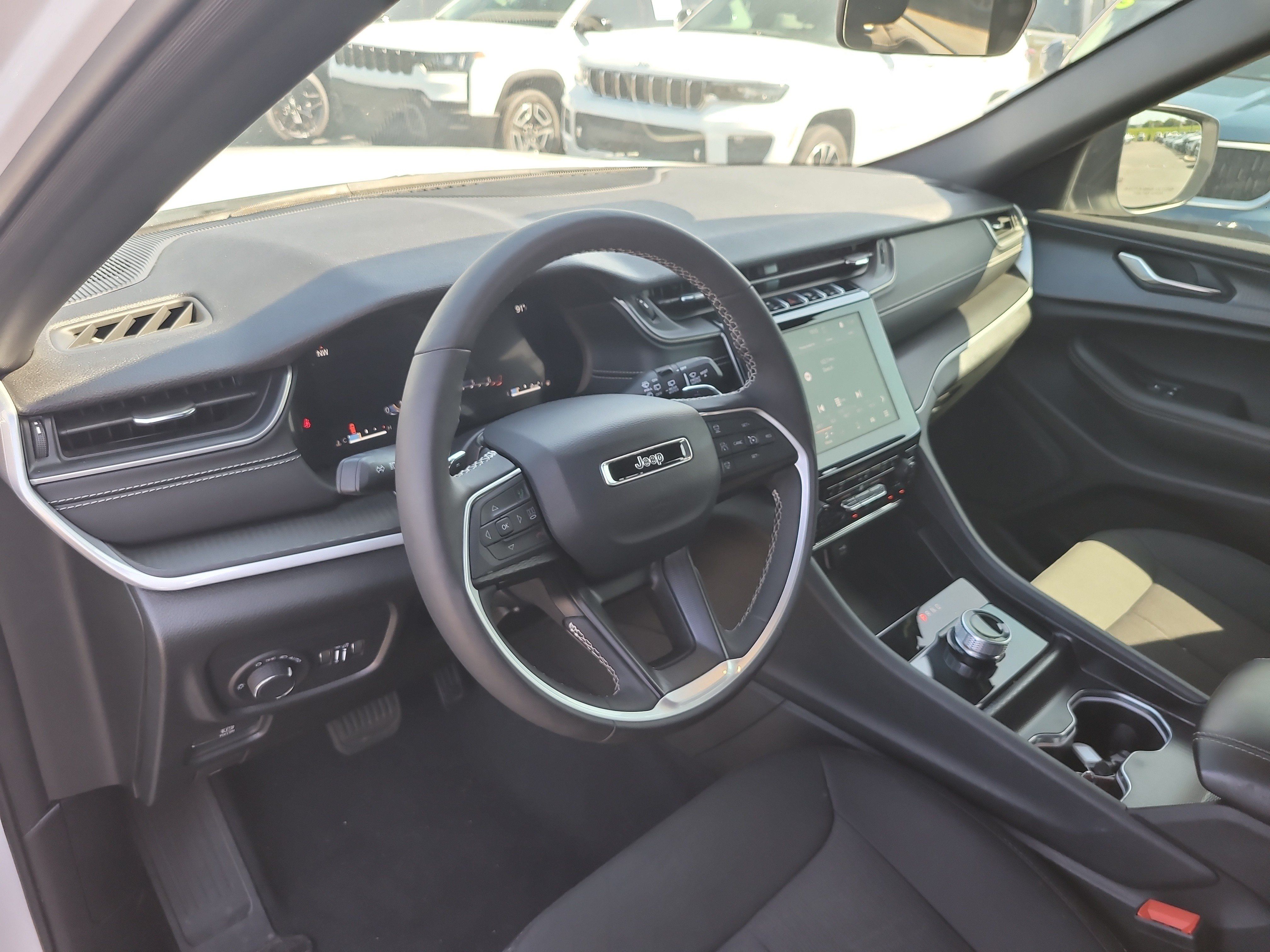 Used 2025 Jeep Grand Cherokee Laredo w/ Luxury Tech Group I RWD image 19