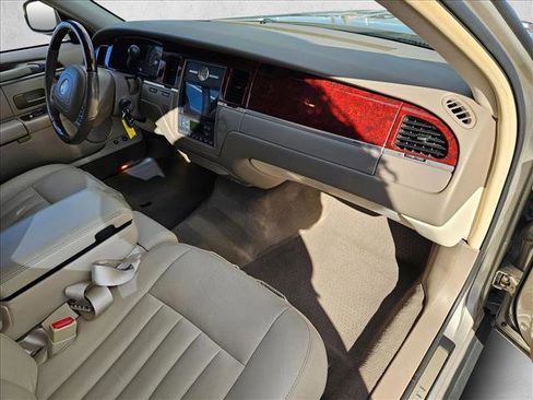 Used 2003 Lincoln Town Car Signature image 20