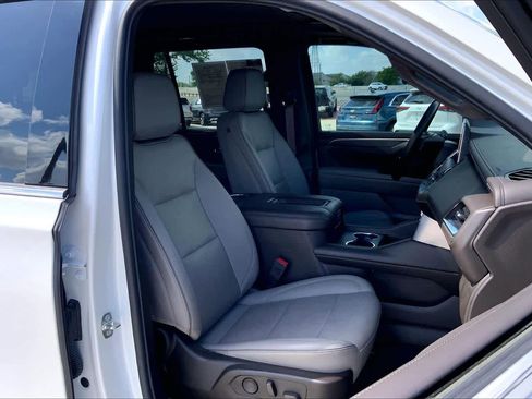 Used 2023 GMC Yukon SLT w/ SLT Premium Package image 9