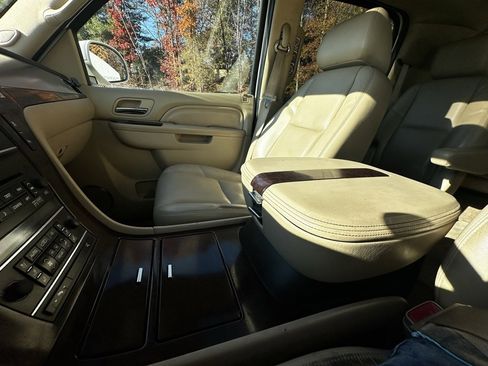 Used 2011 Cadillac Escalade ESV Premium image 19