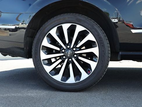 Used 2023 Lincoln Navigator Reserve AWD/4WD image 5