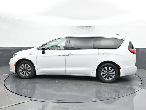 Used 2024 Chrysler Pacifica Limited FWD image 9