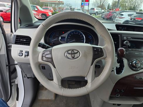 Used 2013 Toyota Sienna XLE AWD/4WD image 6