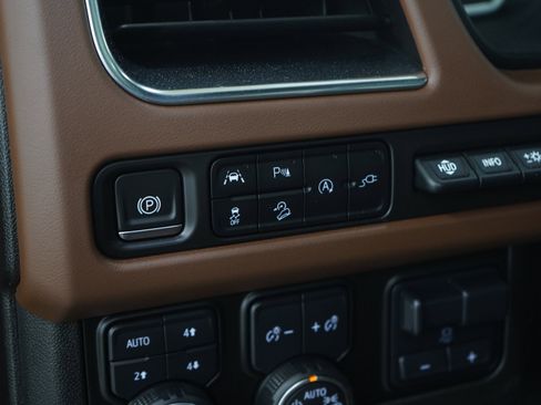 Used 2021 Chevrolet Suburban High Country w/ Premium Package AWD/4WD image 34