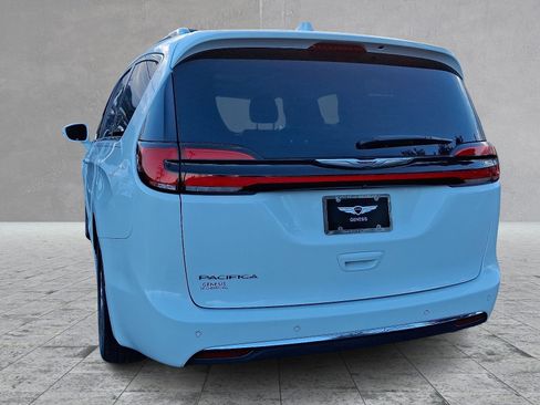 Used 2021 Chrysler Pacifica Touring-L w/ Uconnect Theater Family Group image 8