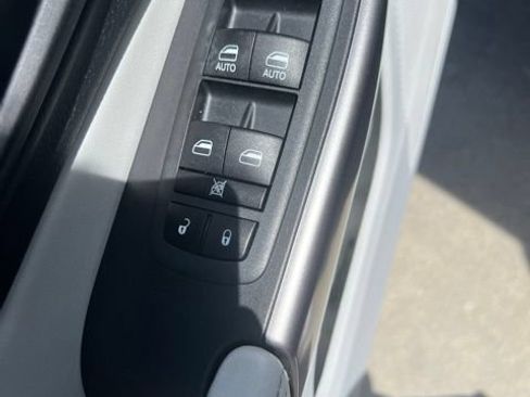Used 2021 Jeep Cherokee Latitude Plus AWD/4WD image 11