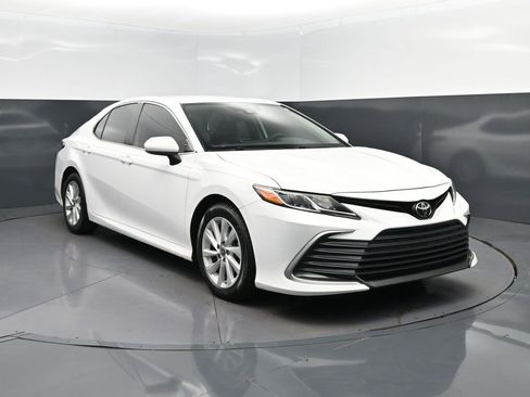 Used 2022 Toyota Camry LE image 9