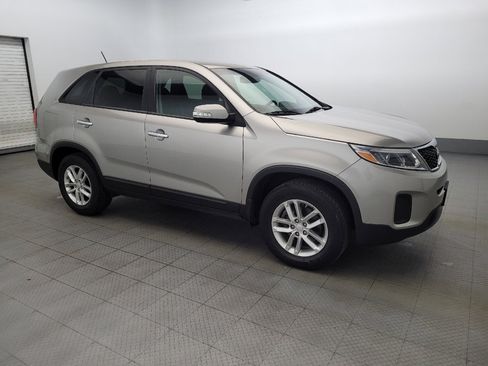 Used 2015 Kia Sorento LX image 11