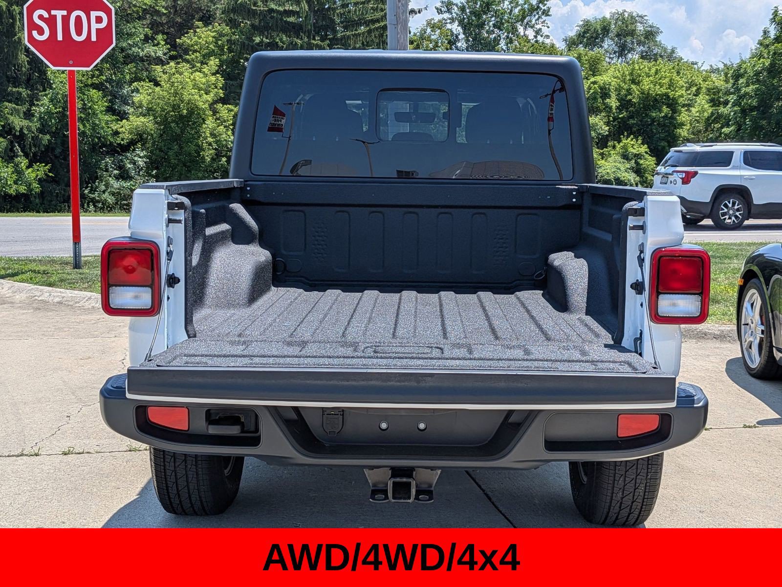 Used 2022 Jeep Gladiator Overland w/ Trailer Tow Package AWD/4WD image 11