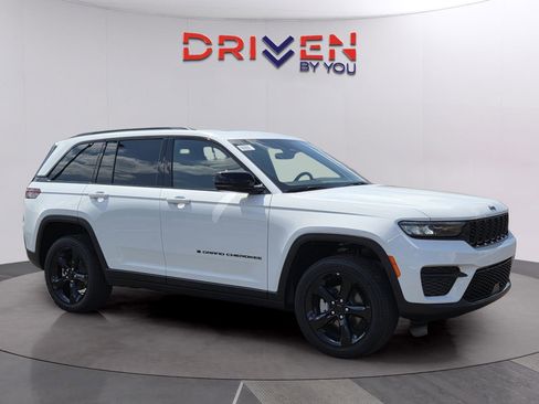 New 2025 Jeep Grand Cherokee Altitude image 12