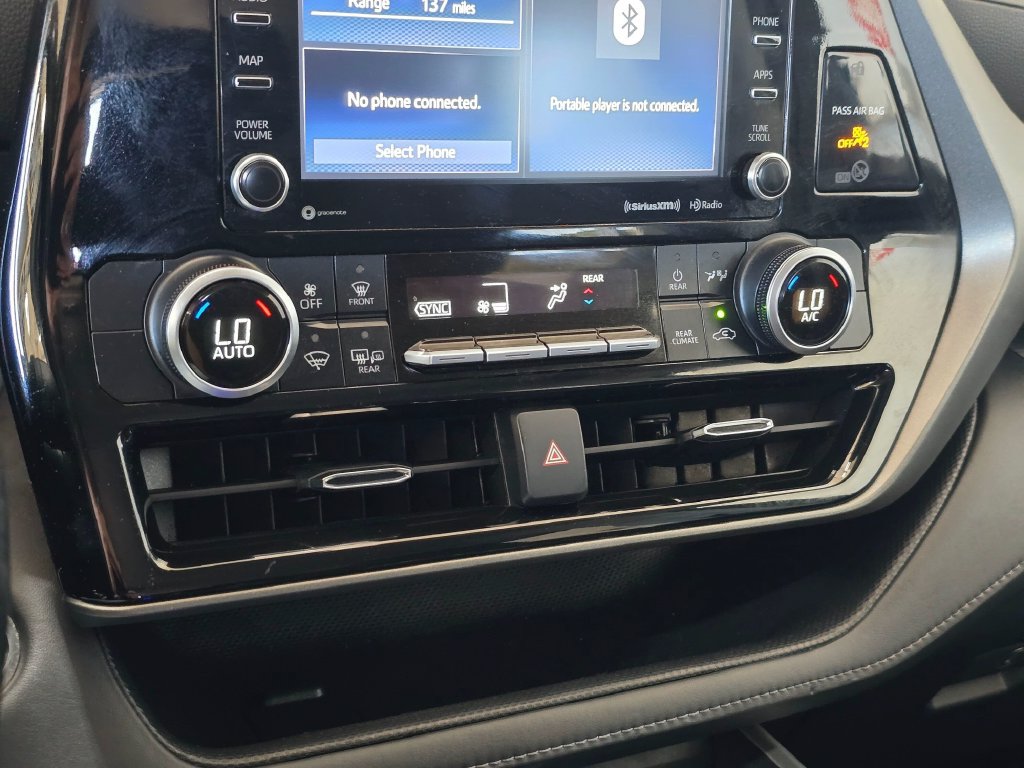 Used 2022 Toyota Highlander LE AWD/4WD image 14