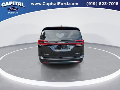 Used 2025 Chrysler Pacifica Select FWD image 7