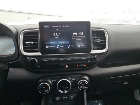 Used 2023 Hyundai Venue SEL image 36
