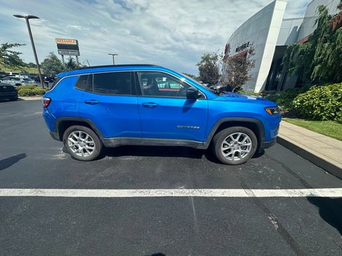 Used 2023 Jeep Compass Latitude AWD/4WD image 6