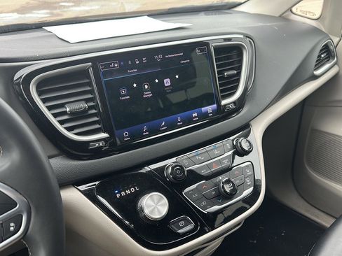 Used 2024 Chrysler Pacifica Touring-L image 16