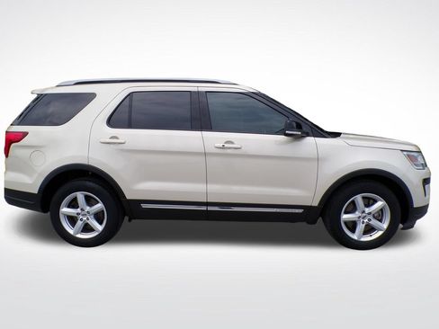 Used 2018 Ford Explorer XLT w/ Equipment Group 202A FWD image 6