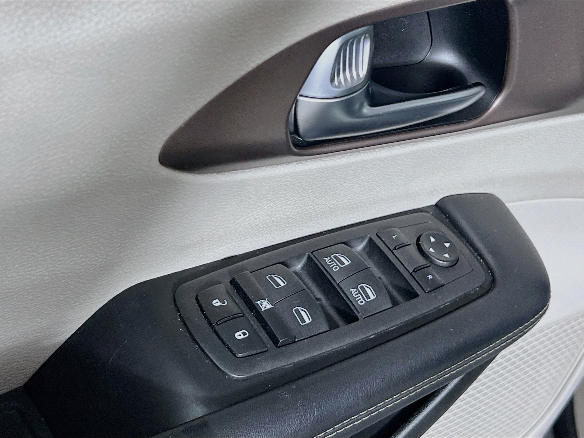 Used 2023 Chrysler Voyager LX FWD image 17