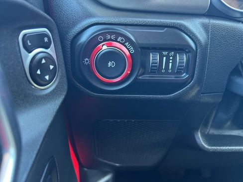 Used 2020 Jeep Wrangler Unlimited Sahara image 24