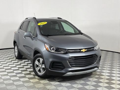 Used 2019 Chevrolet Trax LT w/ LT Convenience Package FWD image 2