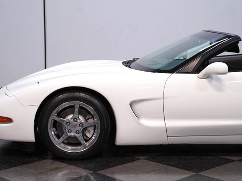 Used 2004 Chevrolet Corvette Coupe w/ Roof Package RWD image 20