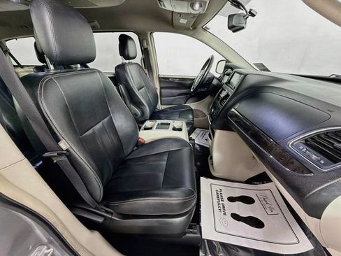 Used 2016 Chrysler Town & Country Touring FWD image 28