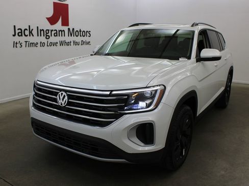 New 2026 Volkswagen Atlas SE FWD image 2