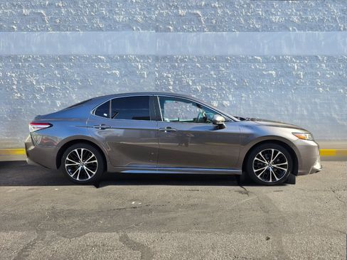 Used 2020 Toyota Camry SE w/ Carpet Mat Package FWD image 4