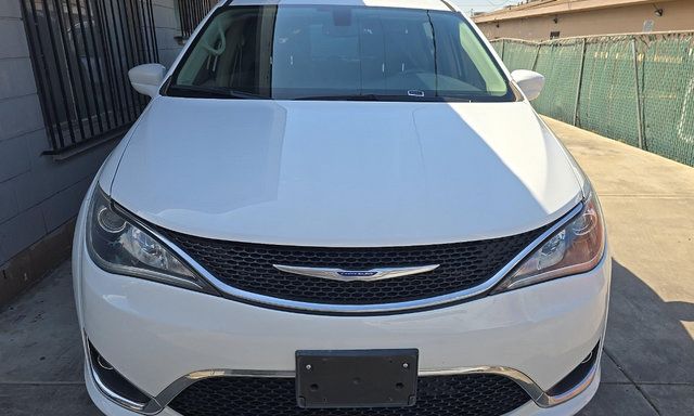Used 2020 Chrysler Pacifica Touring-L FWD image 2