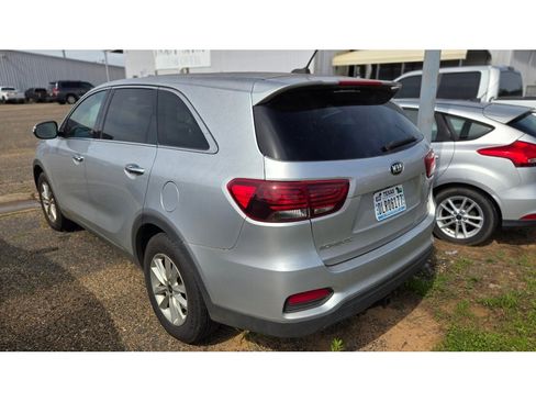 Used 2019 Kia Sorento LX FWD image 2