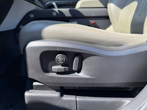 Used 2020 Land Rover Defender 110 SE image 11