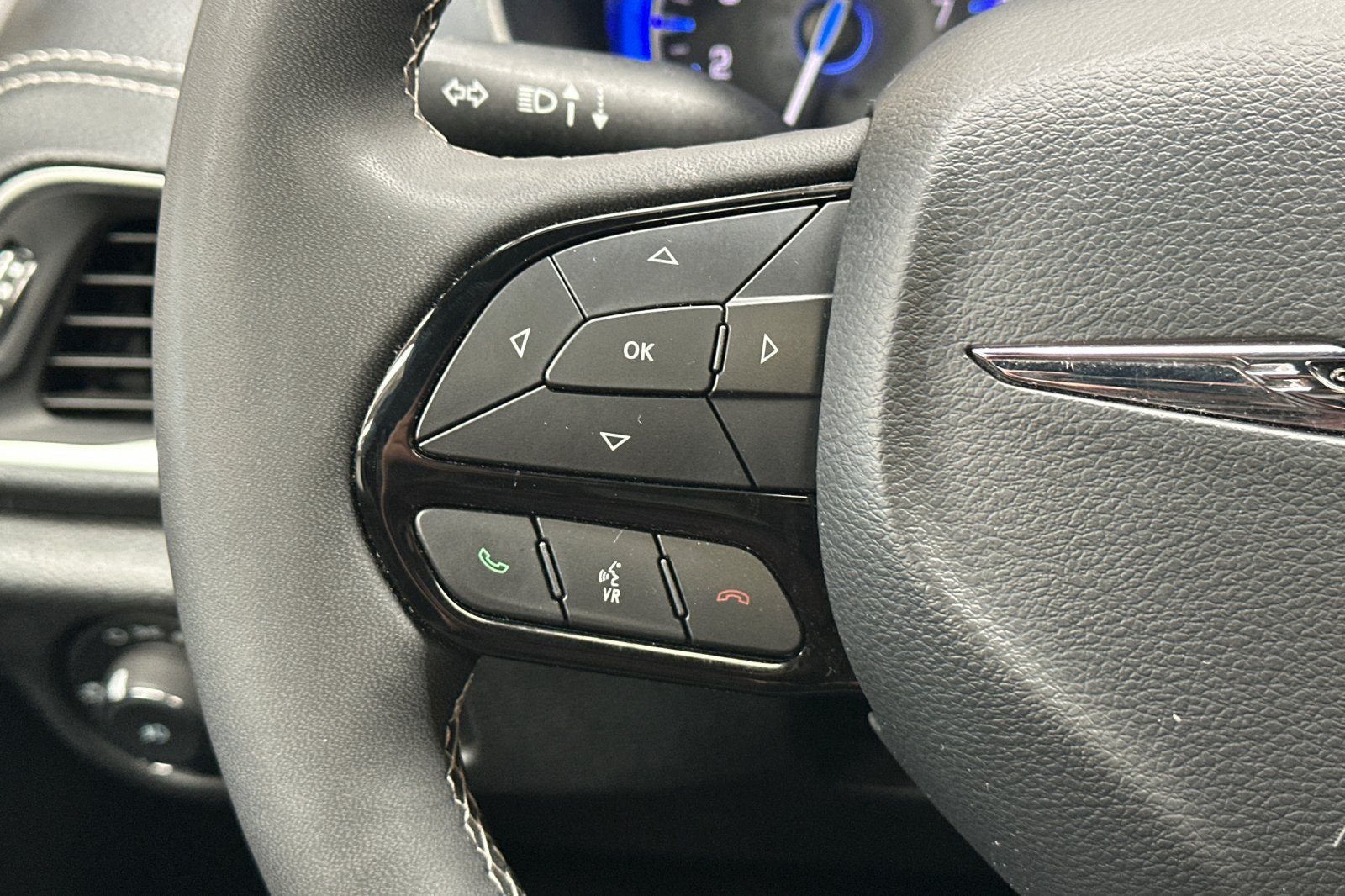 Used 2025 Chrysler Pacifica Limited FWD image 32