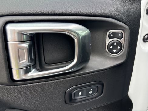 Used 2025 Jeep Gladiator Sport image 11