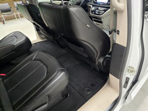 Used 2024 Chrysler Pacifica Touring-L image 31