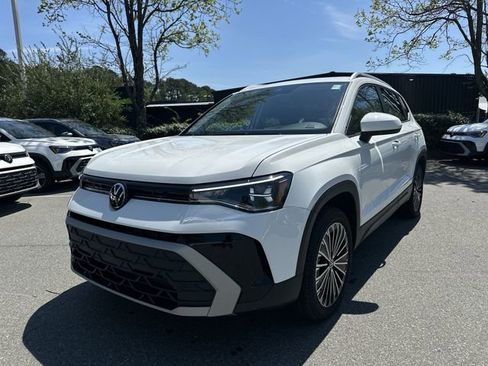 New 2026 Volkswagen Taos SE image 1