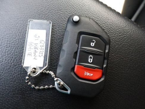 Used 2021 Jeep Wrangler Unlimited Sahara image 34