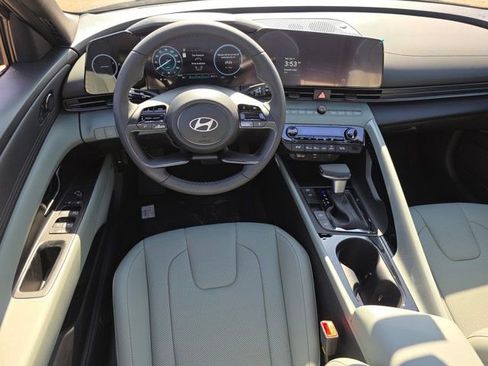 Certified 2025 Hyundai Elantra Limited image 3
