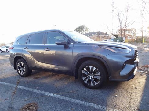 Used 2023 Toyota Highlander XLE image 3