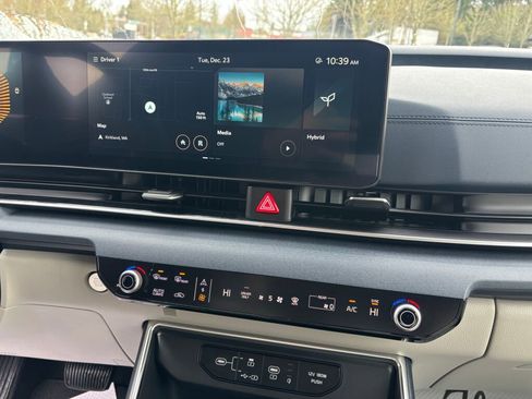 Used 2025 Kia Carnival EX image 18