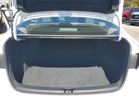 Used 2025 Toyota Corolla LE image 28