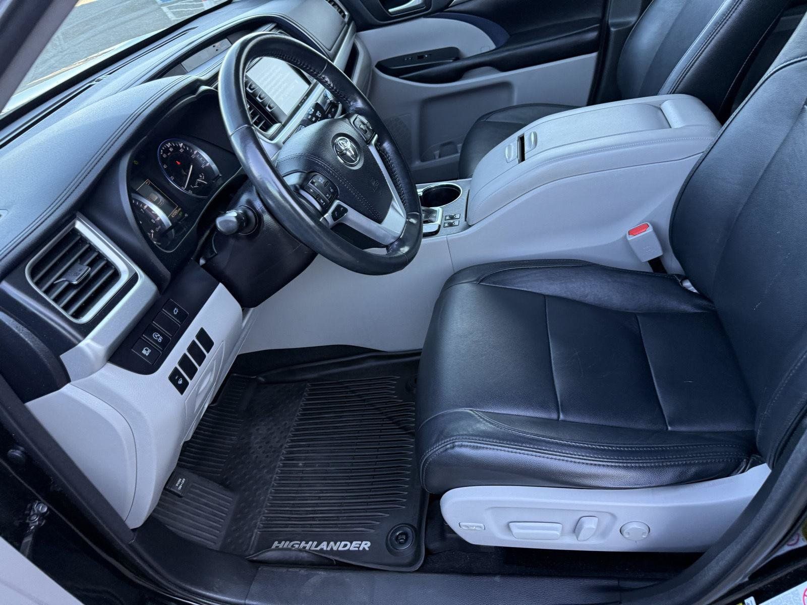 Used 2018 Toyota Highlander XLE AWD/4WD image 12