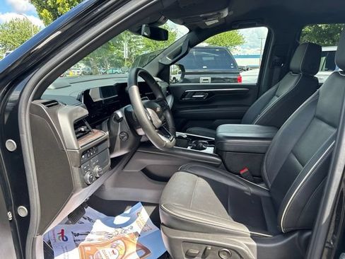 Used 2025 Chevrolet Suburban Premier AWD/4WD image 8
