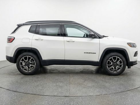 Used 2025 Jeep Compass Trailhawk AWD/4WD image 11