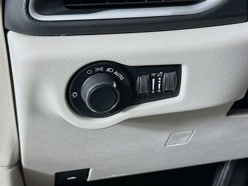 Used 2023 Chrysler Voyager LX image 11