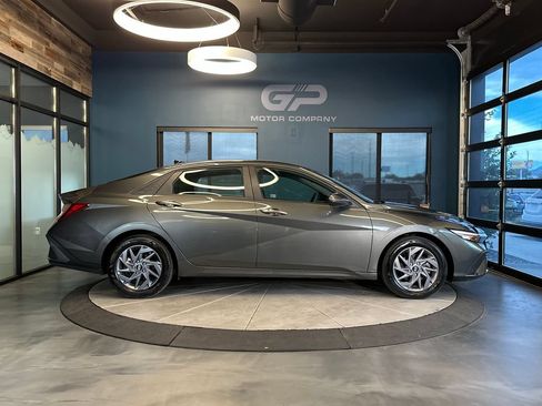 Used 2024 Hyundai Elantra SEL FWD image 2