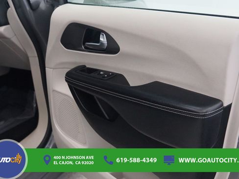 Used 2022 Chrysler Pacifica Touring-L FWD image 17