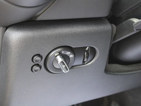 Used 2018 MINI Cooper 2-Door Hardtop w/ Signature Line Package FWD image 26