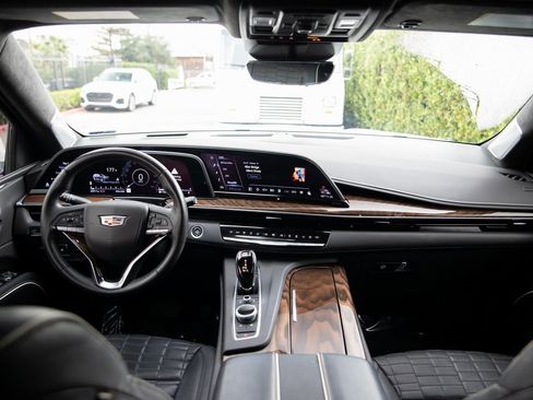 Used 2022 Cadillac Escalade ESV Premium Luxury Platinum w/ Heavy-Duty Trailer Package image 10