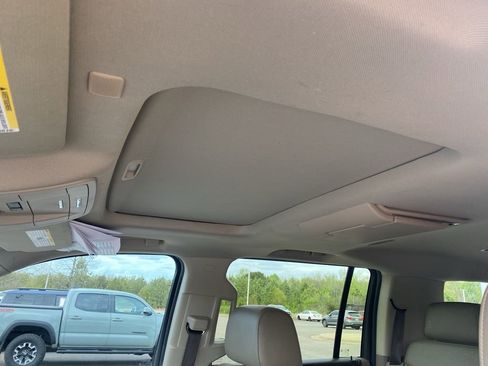 Used 2018 Chevrolet Suburban LT image 8