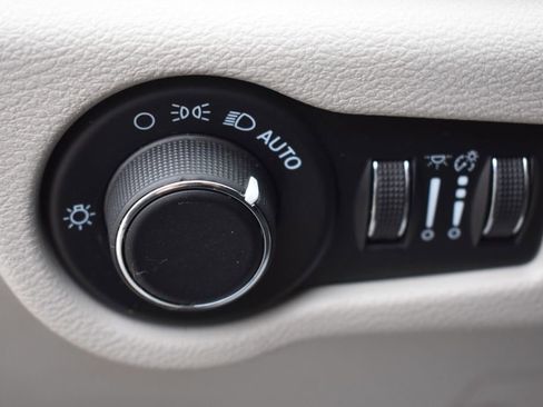 Used 2023 Chrysler Voyager LX image 26