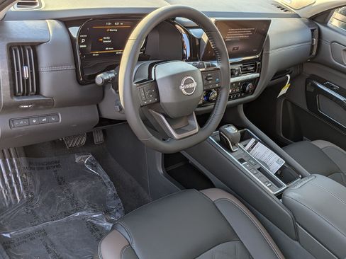 New 2026 Nissan Pathfinder Platinum FWD image 2